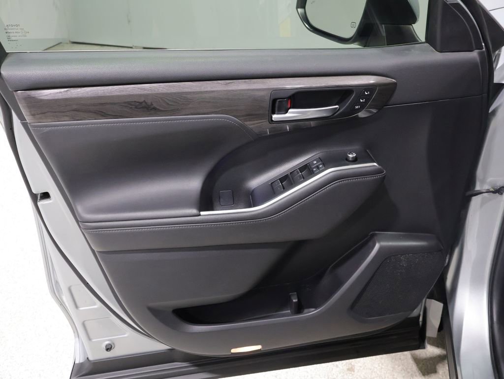 Used 2020 Toyota Highlander Platinum image 13