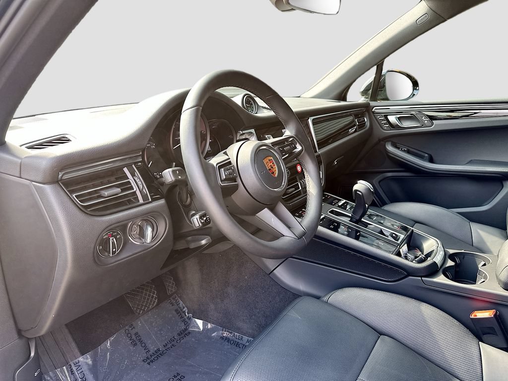 Certified 2026 Porsche Macan AWD/4WD image 4