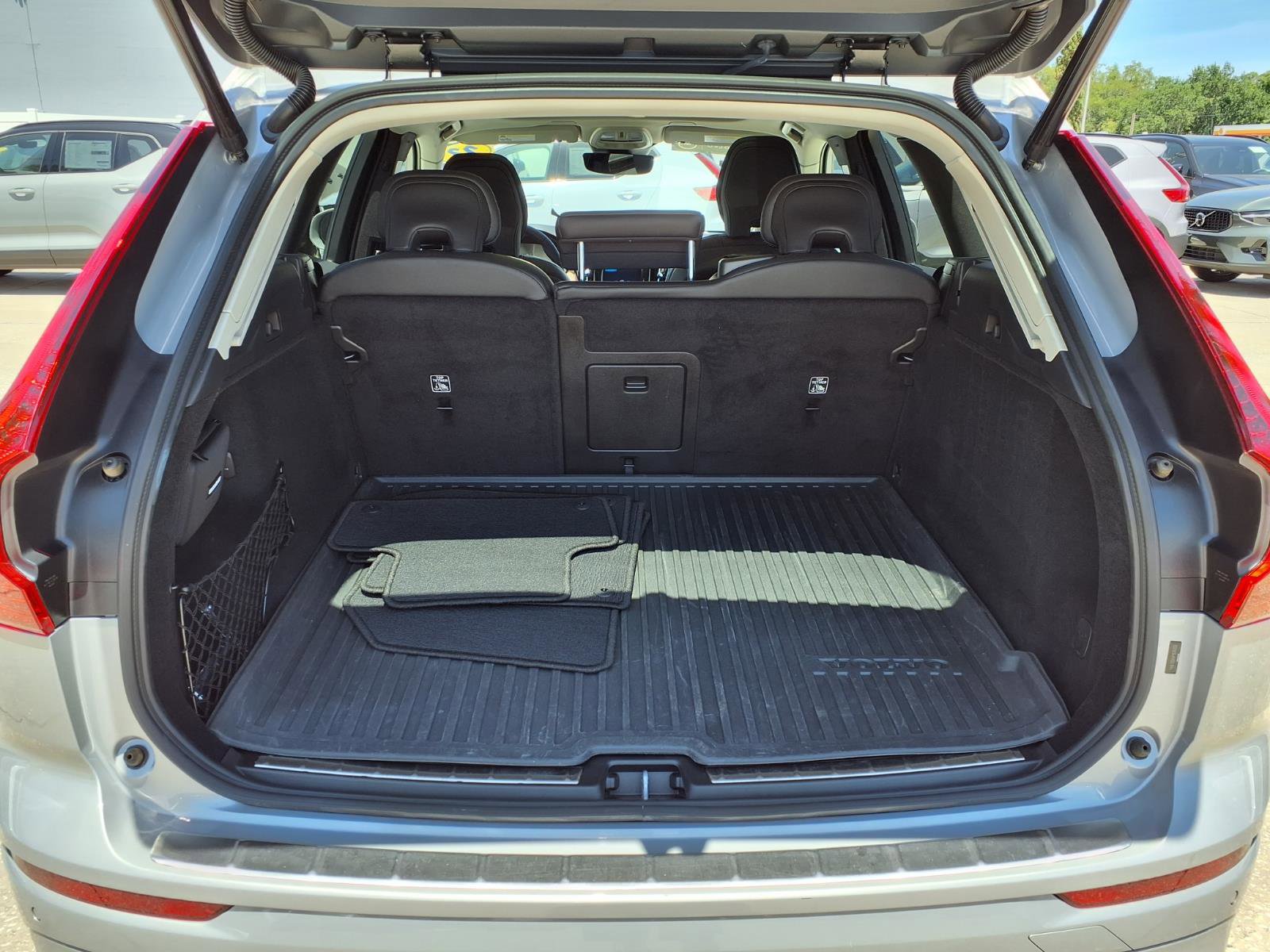 Certified 2023 Volvo XC60 B5 Ultimate w/ Climate Package FWD image 18