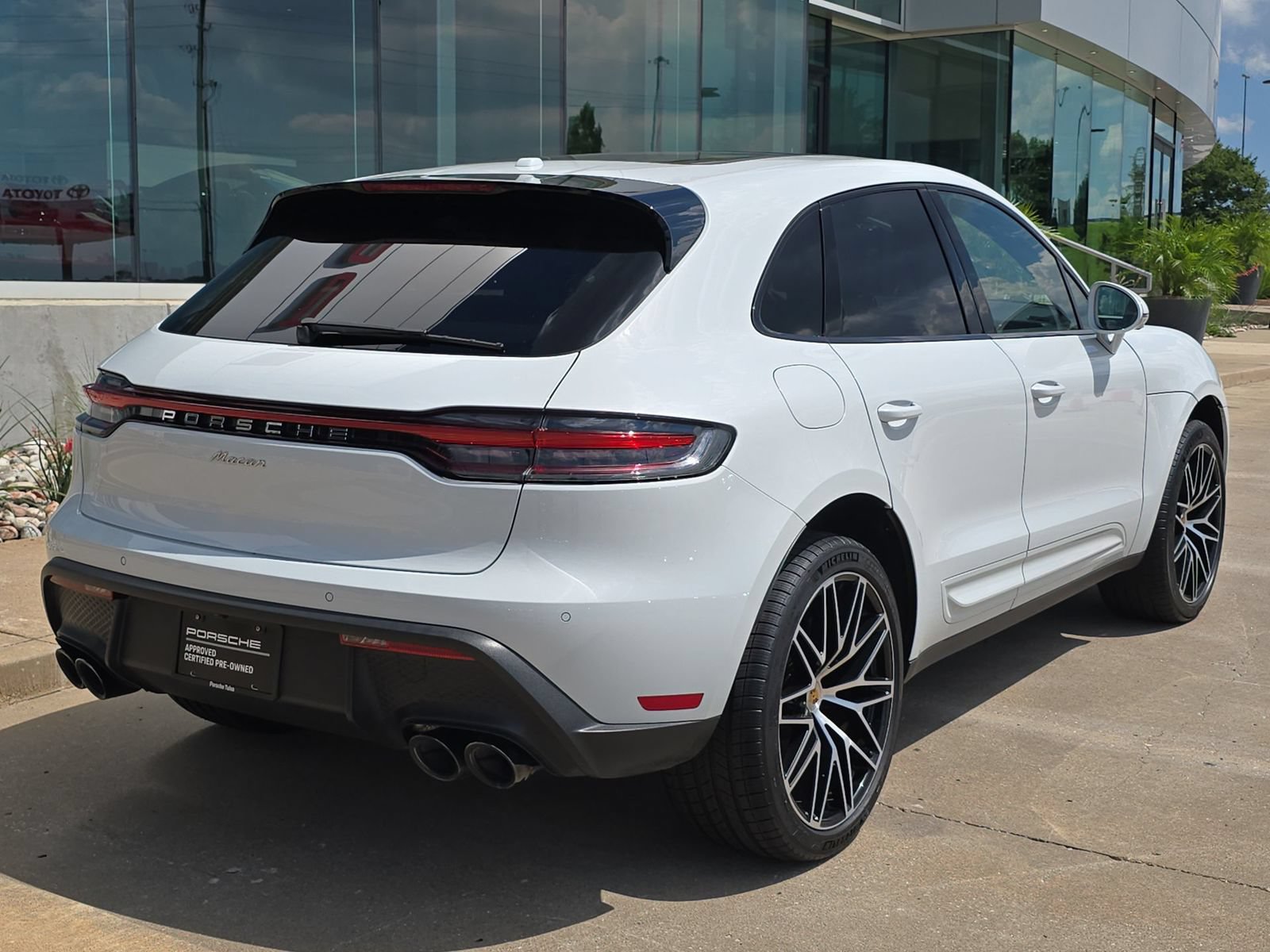 Certified 2022 Porsche Macan AWD/4WD image 6