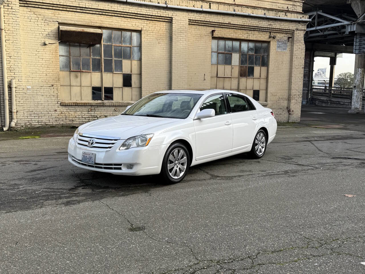 Used 2005 Toyota Avalon XLS image 2