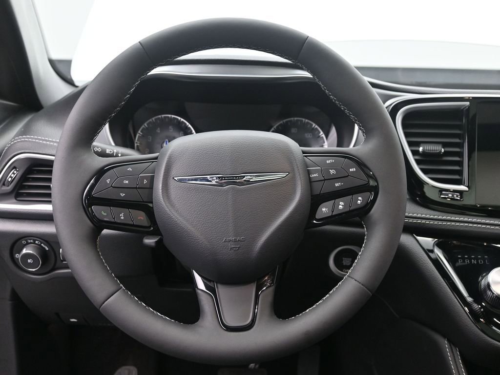 Used 2025 Chrysler Pacifica Limited image 26