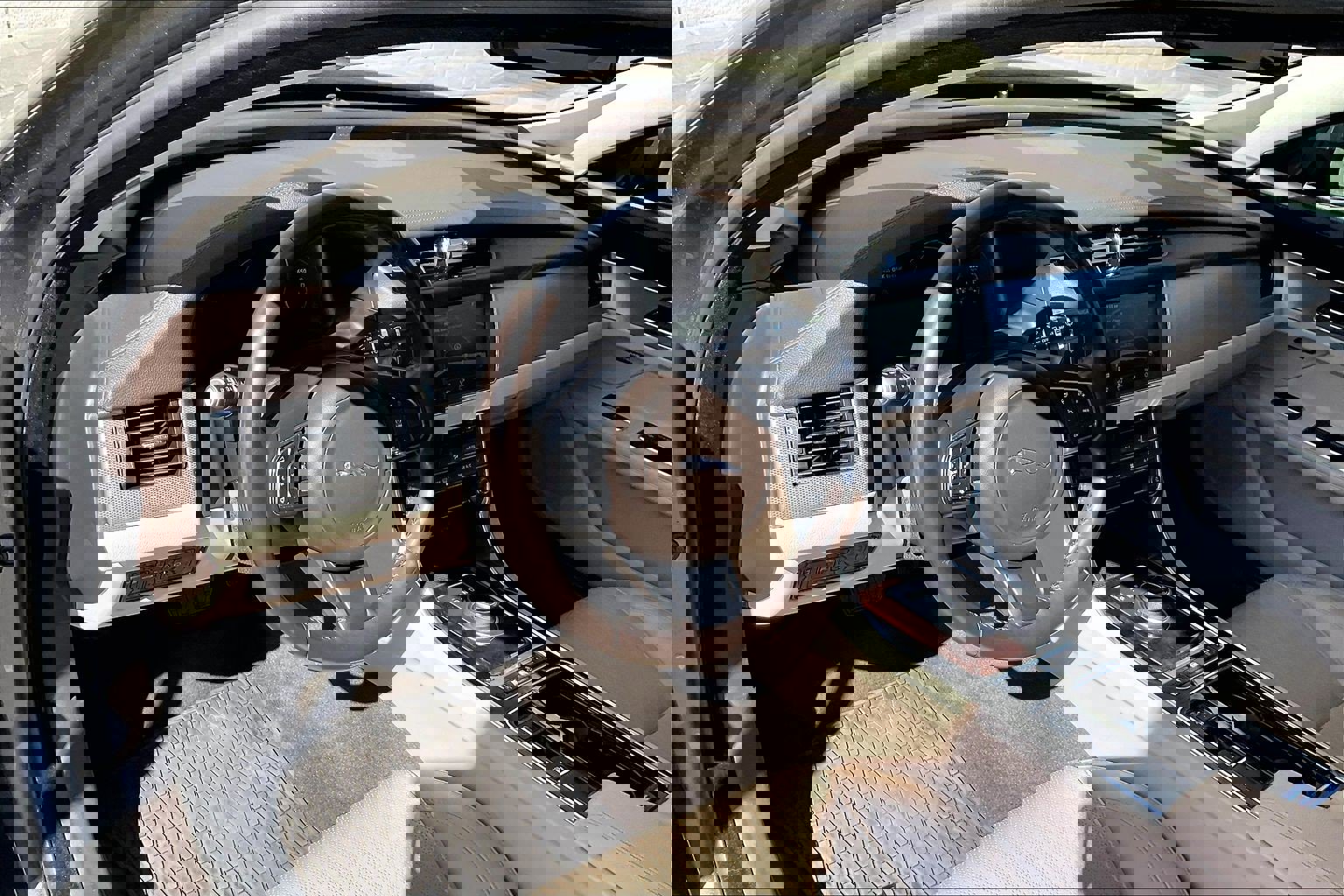 Used 2017 Jaguar XF Prestige image 14