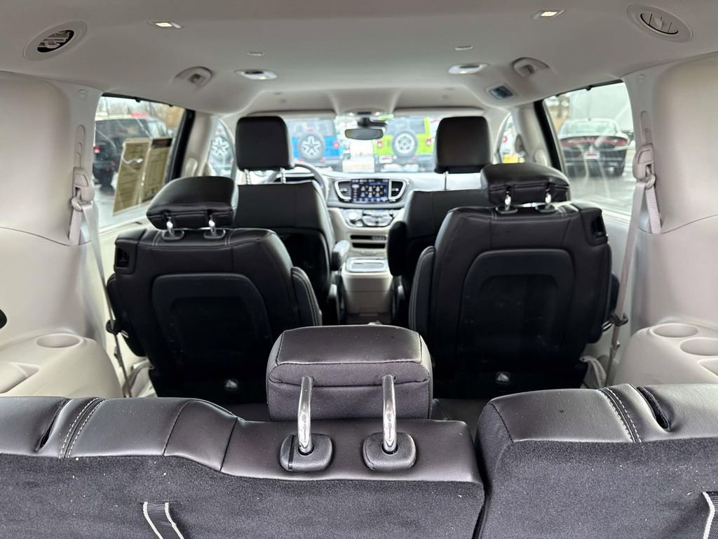 Used 2023 Chrysler Pacifica Touring-L image 9