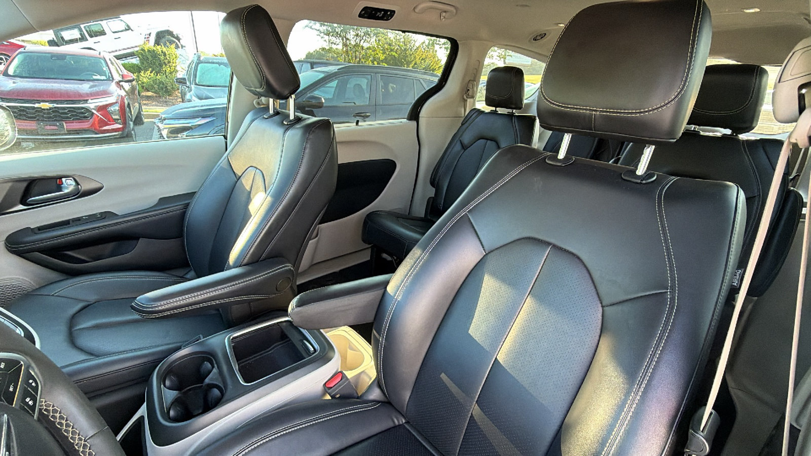 Used 2024 Chrysler Pacifica Touring-L FWD image 17