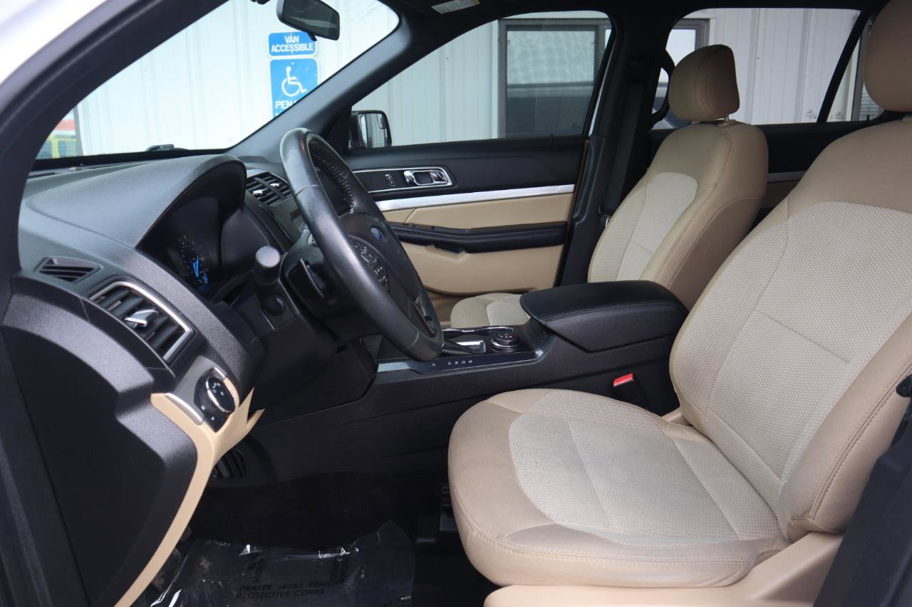 Used 2017 Ford Explorer XLT image 53