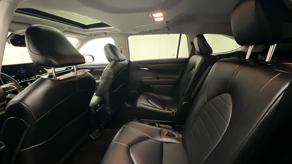 Used 2023 Toyota Highlander XLE image 10