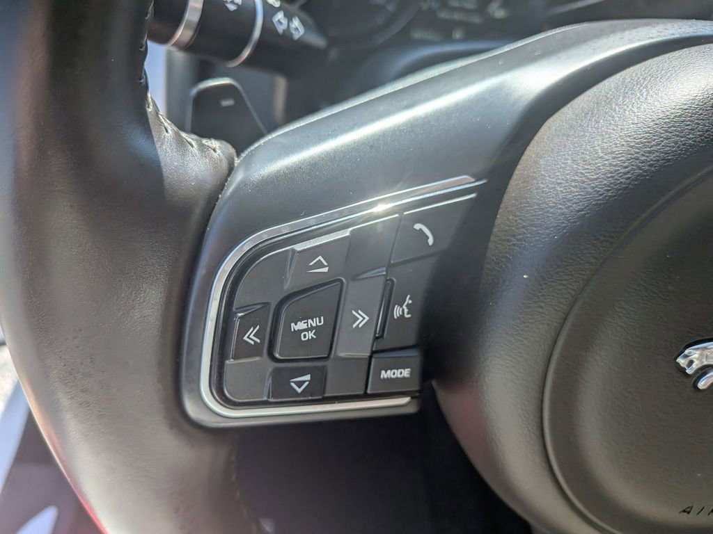 Used 2016 Jaguar XF Premium RWD image 17