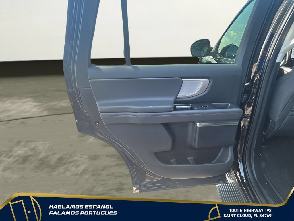 Used 2025 Ford Expedition Active AWD/4WD image 3
