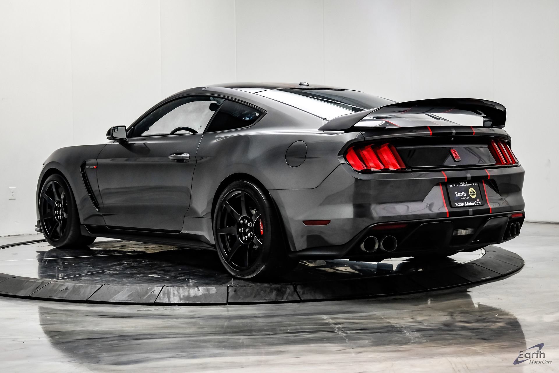 Used 2016 Ford Mustang Shelby GT350R w/ GT350R Equipment Group 920A RWD image 10