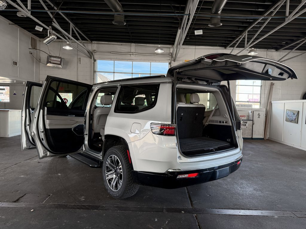 Used 2023 Jeep Wagoneer Base w/ Premium Group I image 19