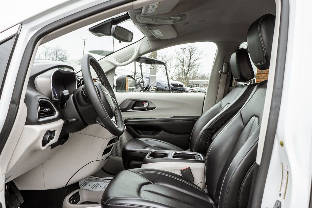 Used 2023 Chrysler Pacifica Touring-L image 28