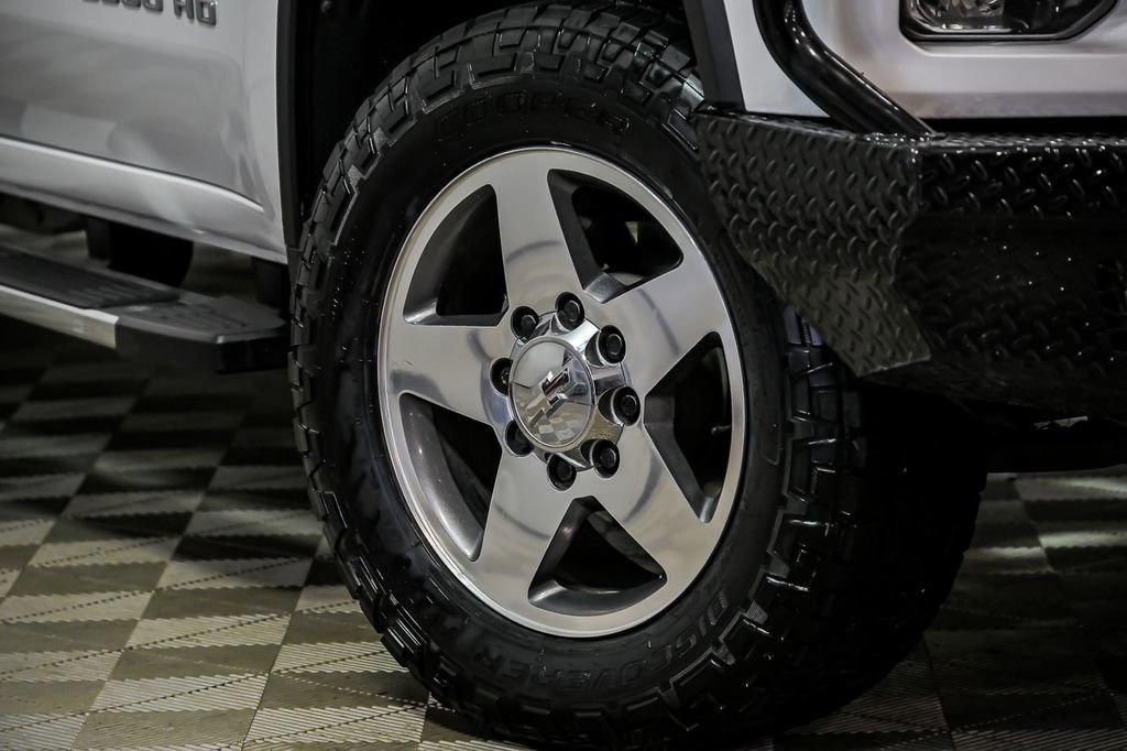 Used 2022 Chevrolet Silverado 2500 High Country w/ Technology Package AWD/4WD image 3