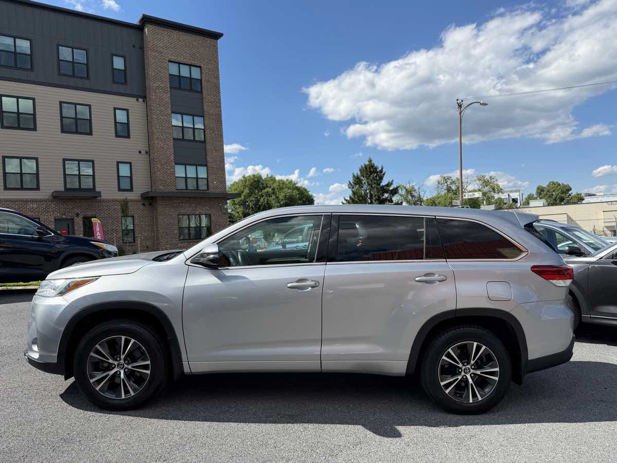 Used 2017 Toyota Highlander LE AWD/4WD image 4