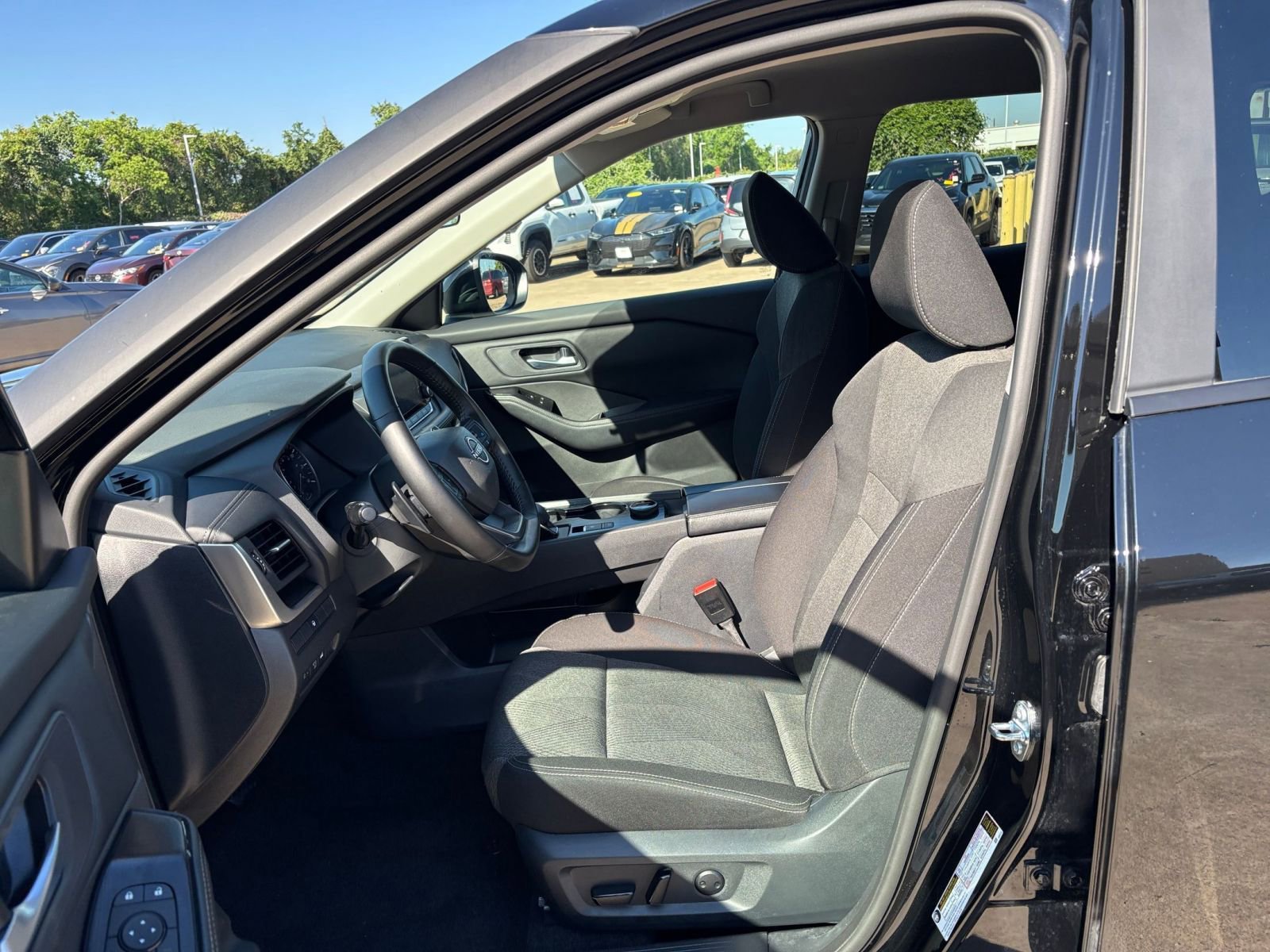 Used 2025 Nissan Rogue SV AWD/4WD image 29