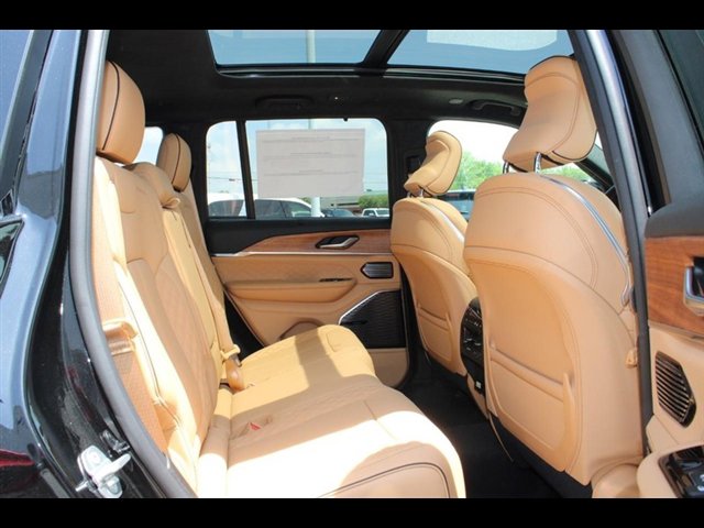 Used 2022 Jeep Grand Cherokee Summit AWD/4WD image 10