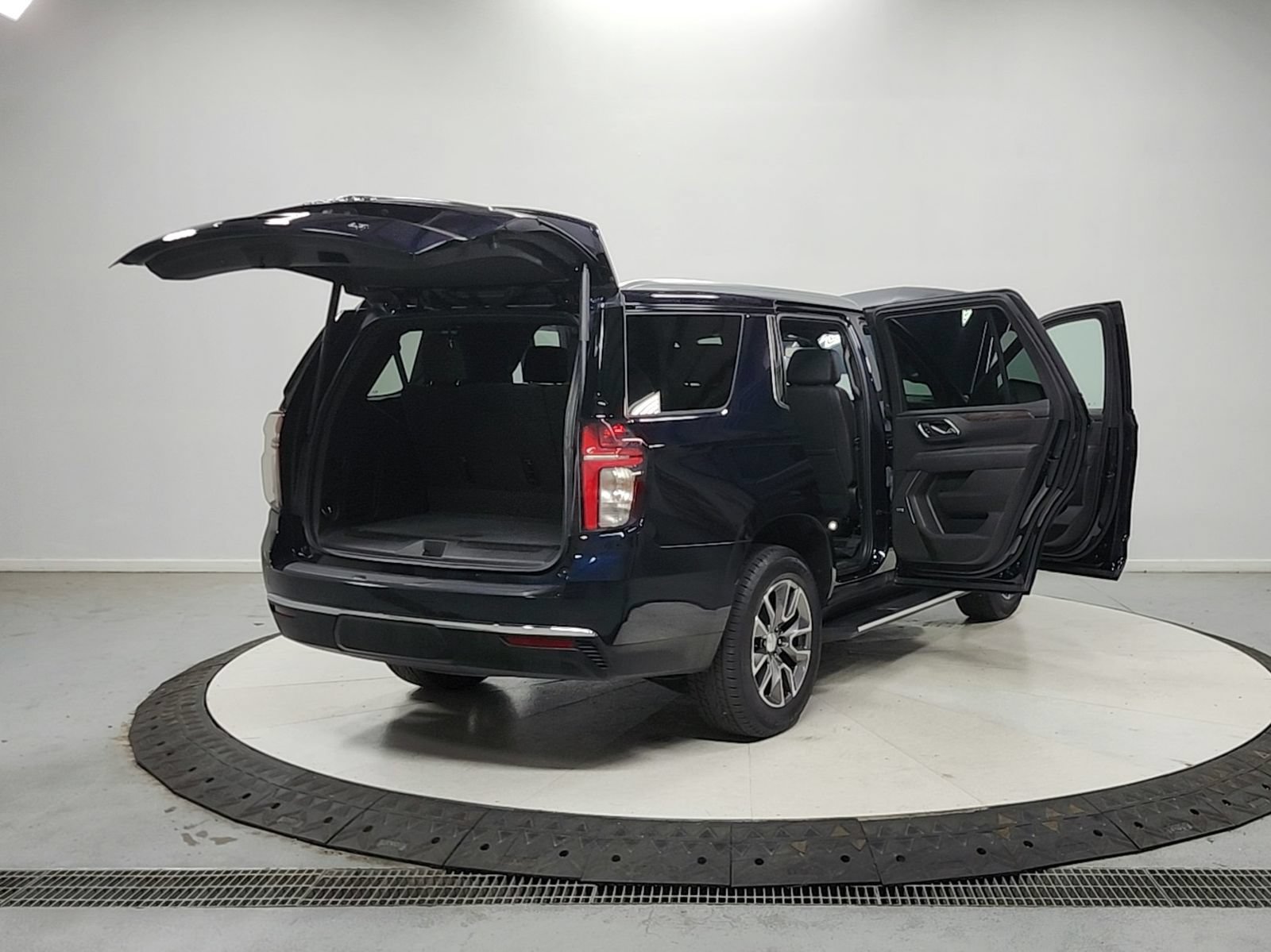 Used 2022 Chevrolet Tahoe LT w/ Luxury Package AWD/4WD image 16