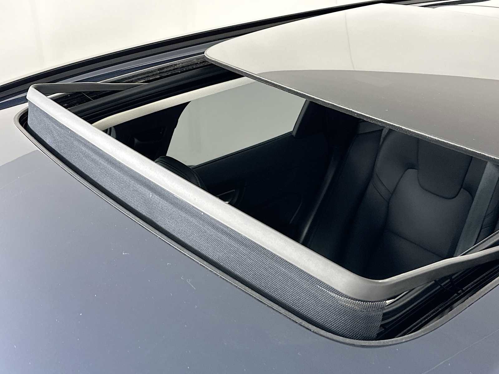 Certified 2025 Volvo XC60 T8 Plus w/ Protection Package Premier image 20