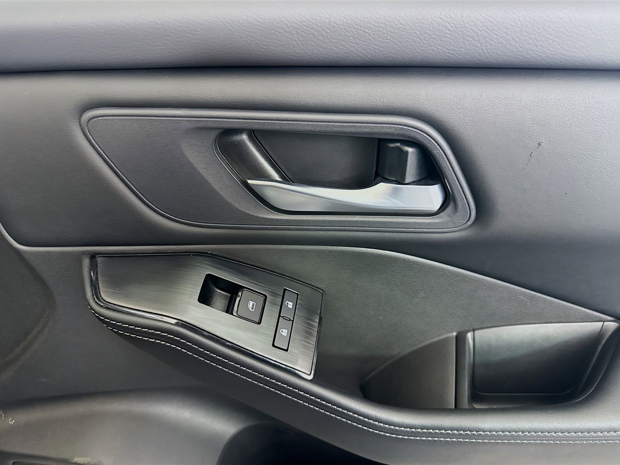 Used 2025 Nissan Rogue SV image 31