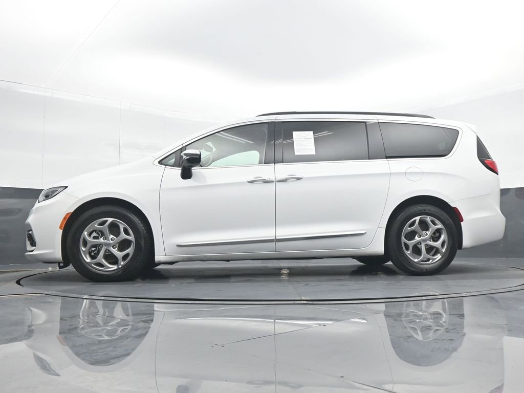 Used 2023 Chrysler Pacifica Limited image 27