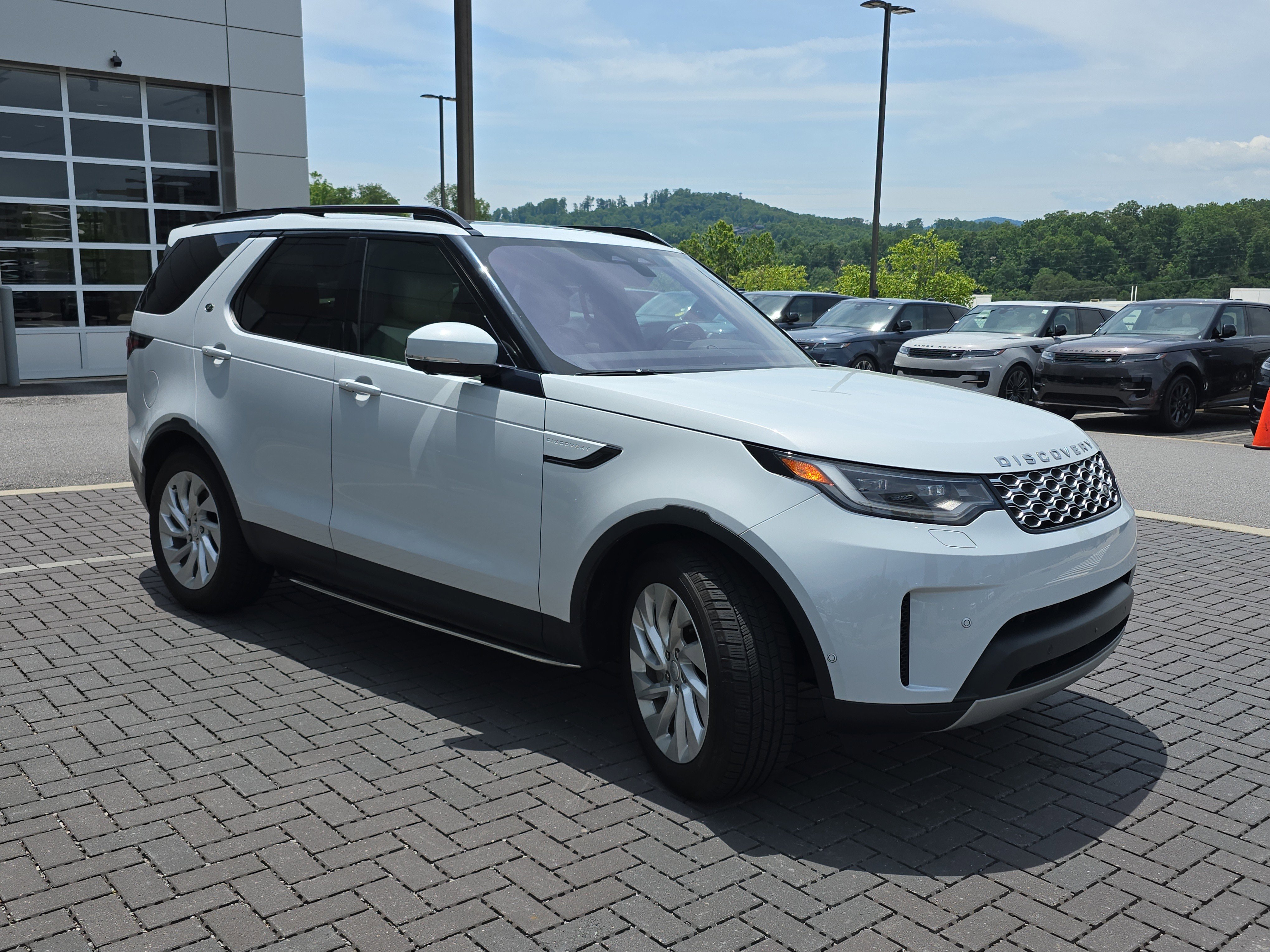 Used 2022 Land Rover Discovery S AWD/4WD image 3