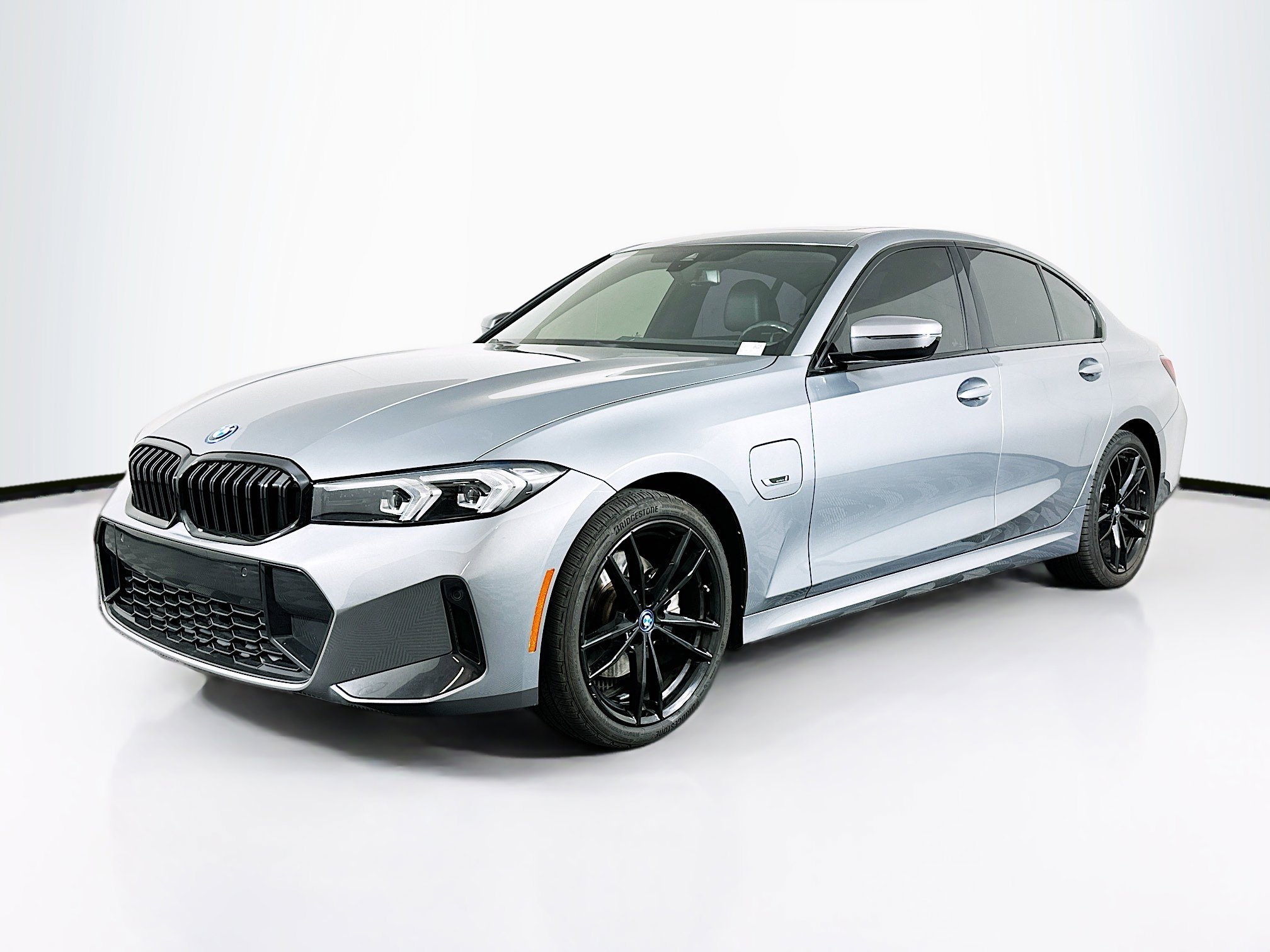 Used 2023 BMW 330e w/ M Sport Package image 3