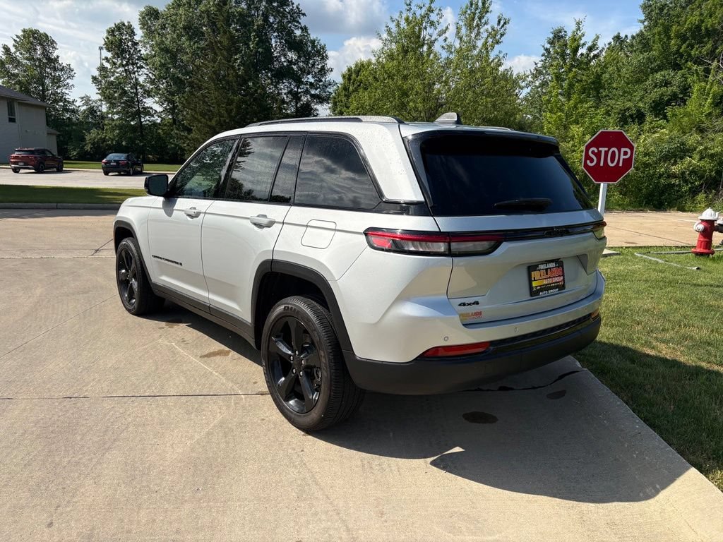 Used 2024 Jeep Grand Cherokee Altitude AWD/4WD image 7