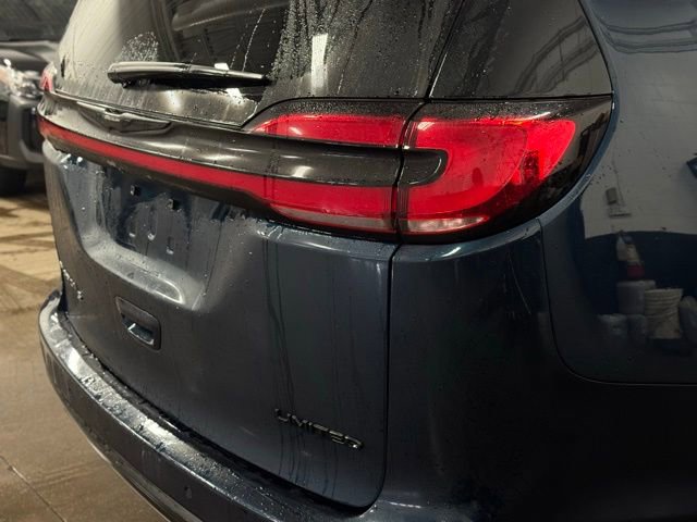 Certified 2025 Chrysler Pacifica Limited image 7