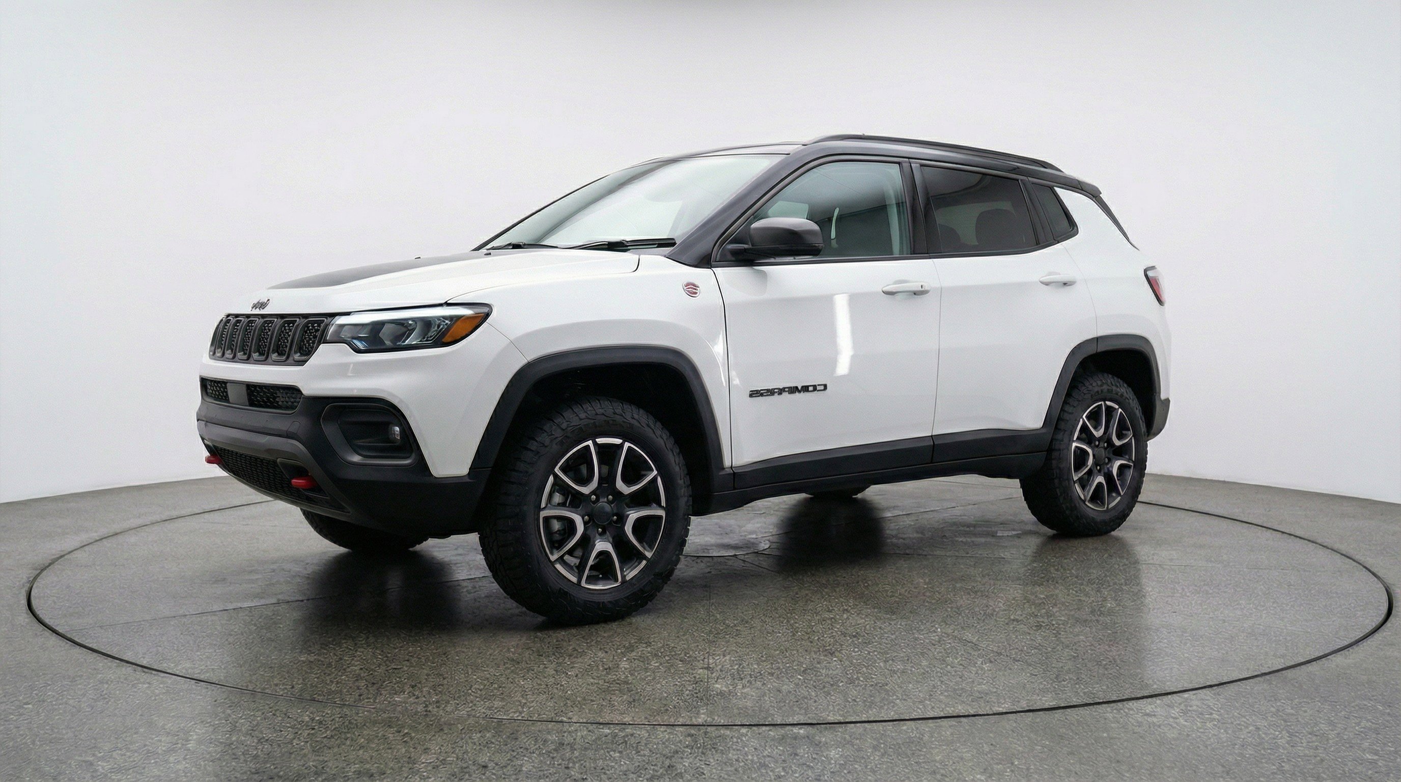 Used 2025 Jeep Compass Trailhawk AWD/4WD image 3