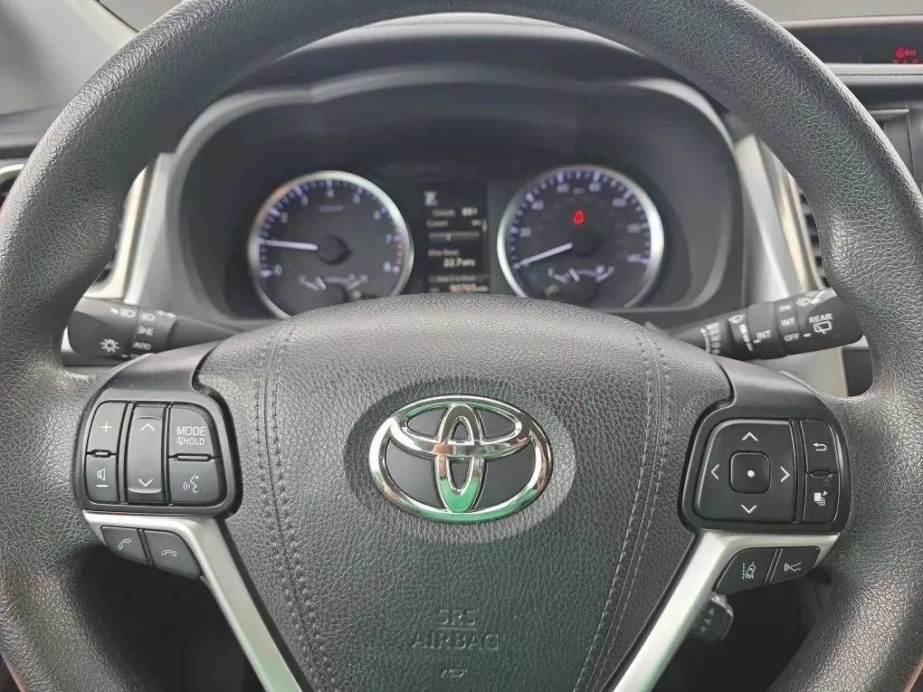 Used 2019 Toyota Highlander LE AWD/4WD image 16