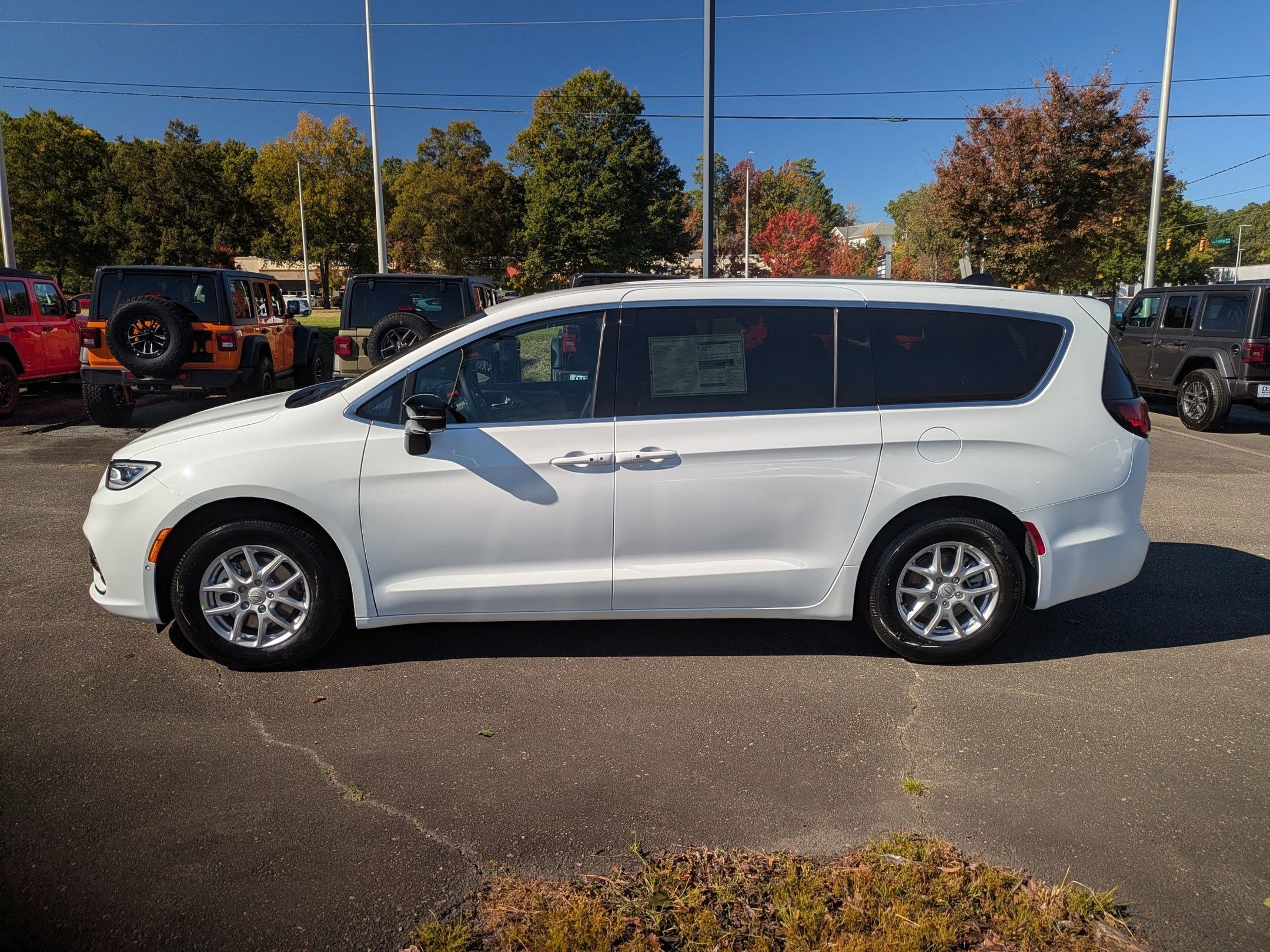 New 2026 Chrysler Pacifica Select image 8