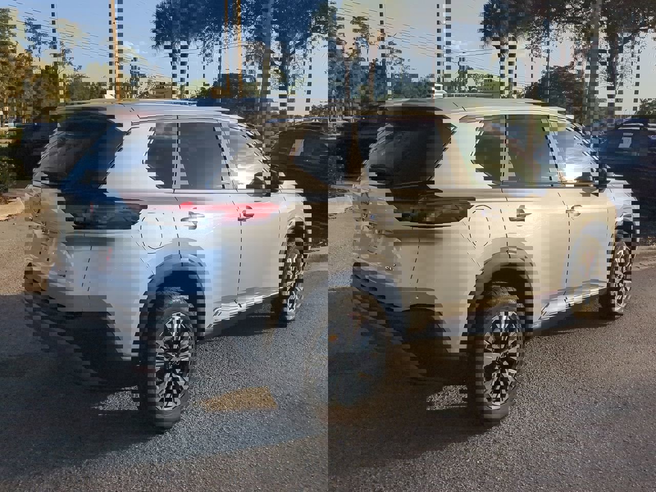 Used 2023 Nissan Rogue SV image 5