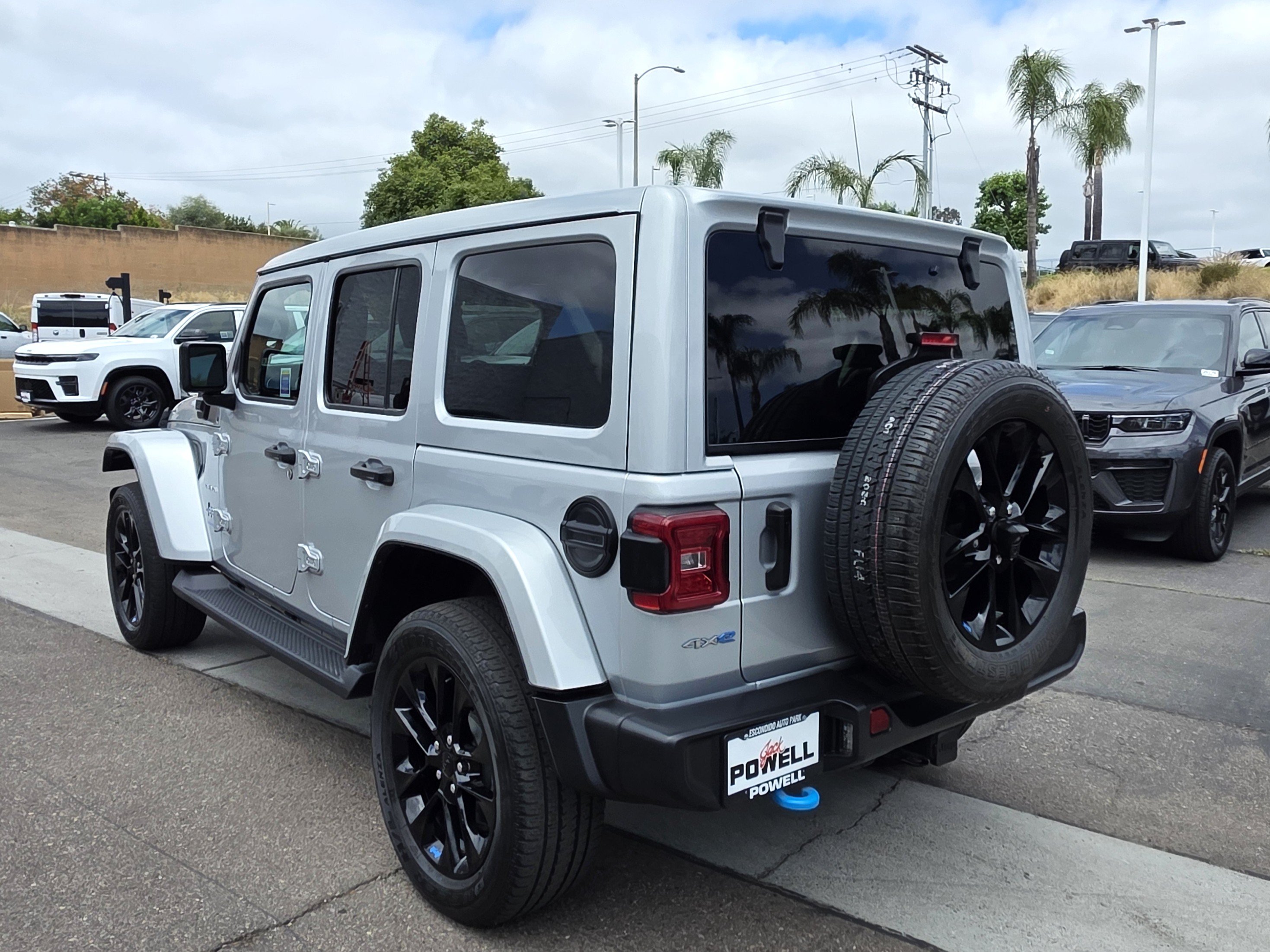 Used 2023 Jeep Wrangler Unlimited Sahara w/ Cold Weather Group AWD/4WD image 3