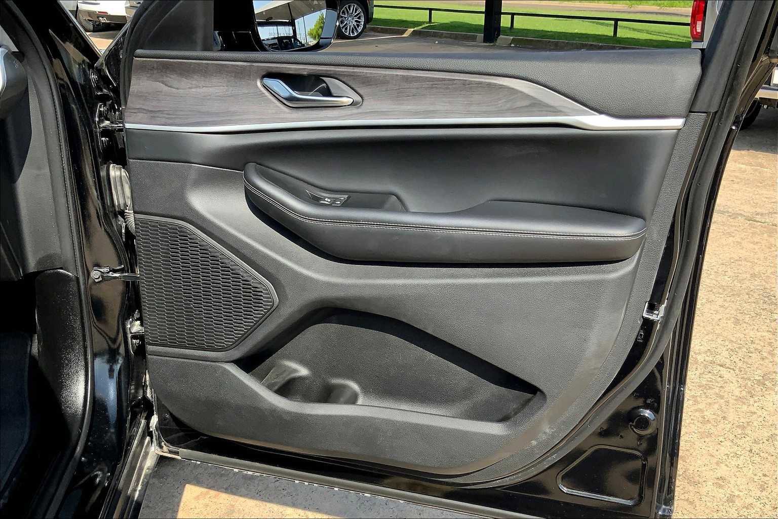 Used 2024 Jeep Grand Cherokee Limited image 20