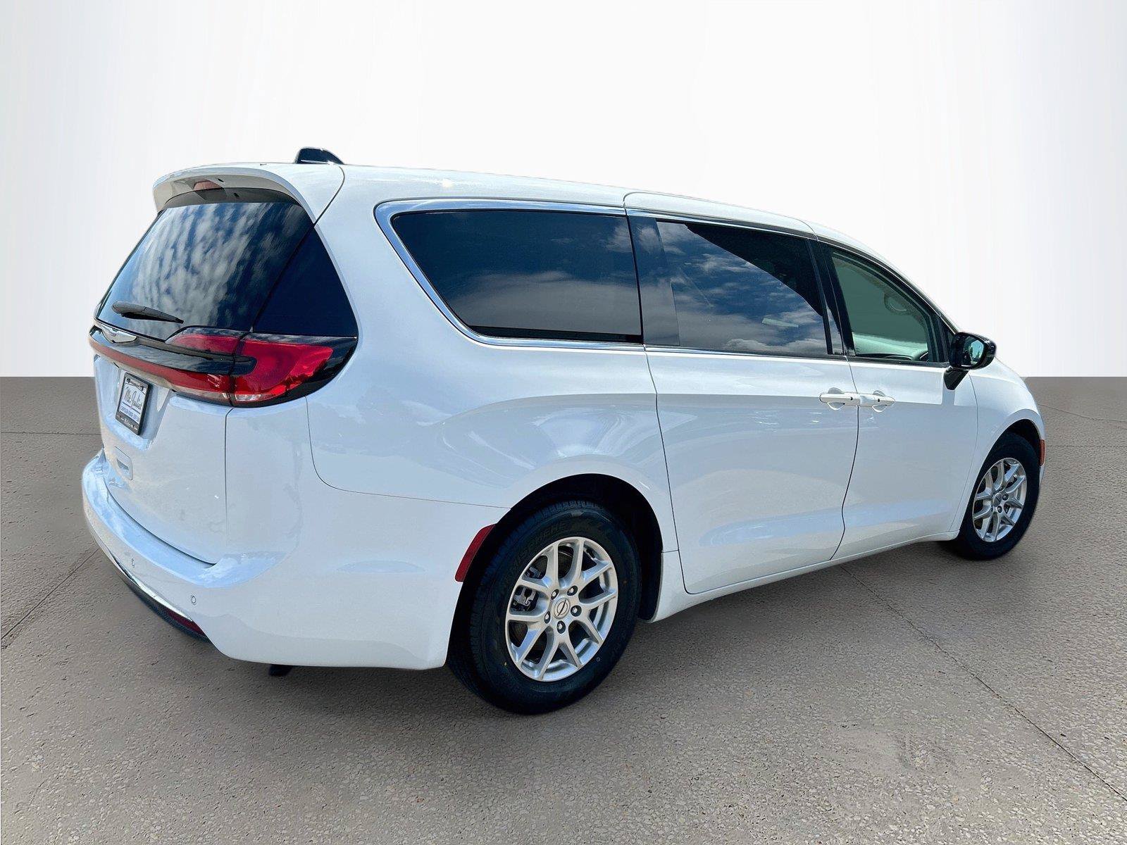 Used 2024 Chrysler Pacifica Touring-L FWD image 3