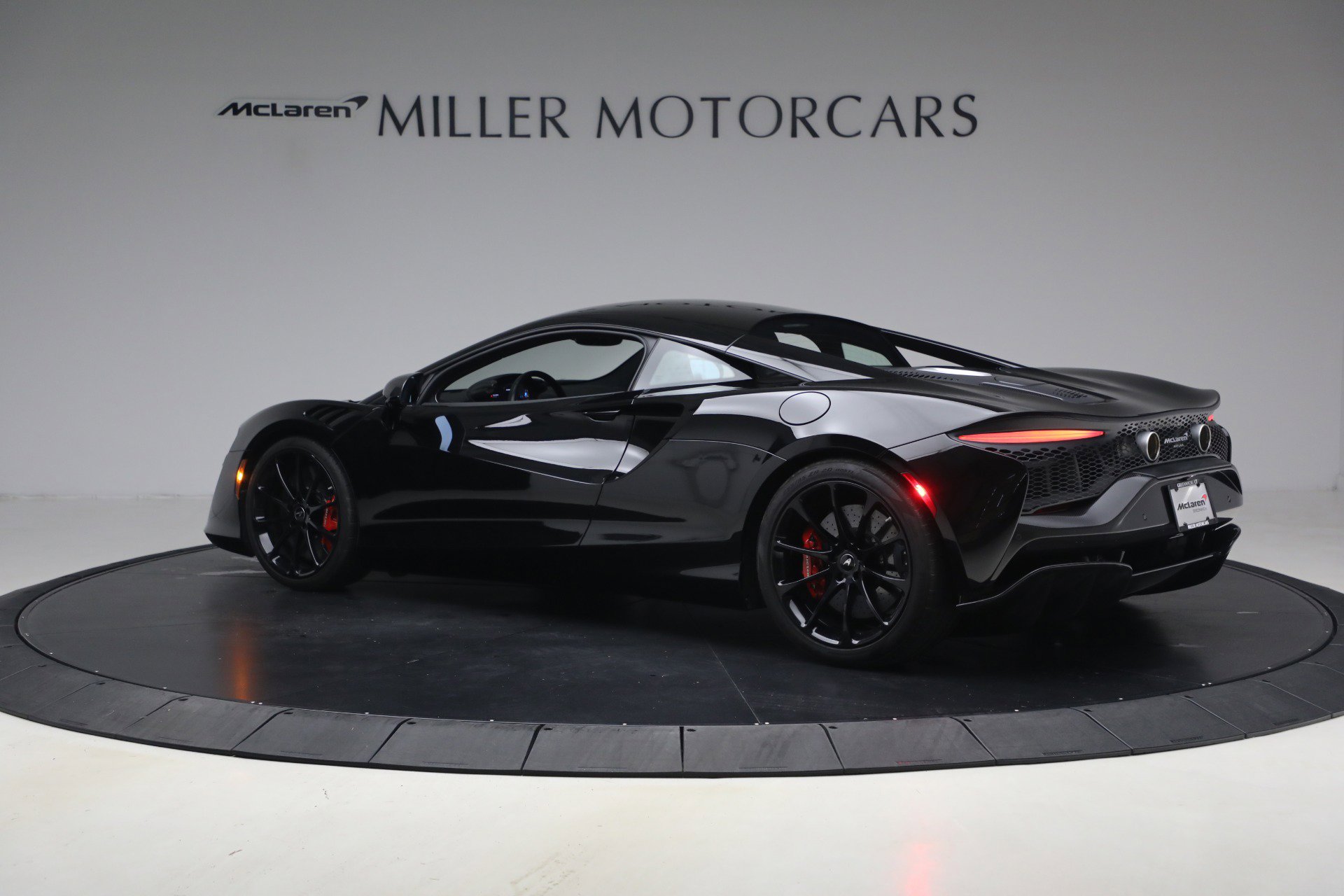 Used 2024 McLaren Artura RWD image 4