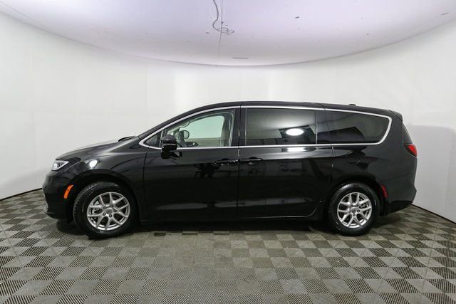 Used 2024 Chrysler Pacifica Touring-L FWD image 6