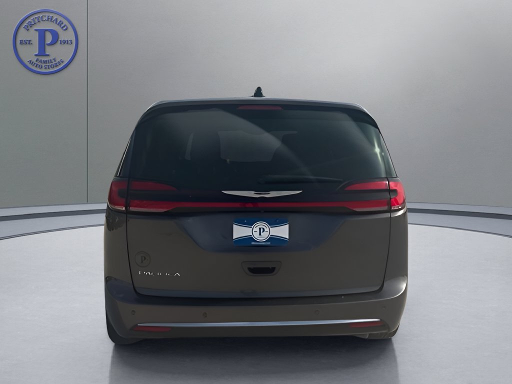 Used 2023 Chrysler Pacifica Touring-L FWD image 6