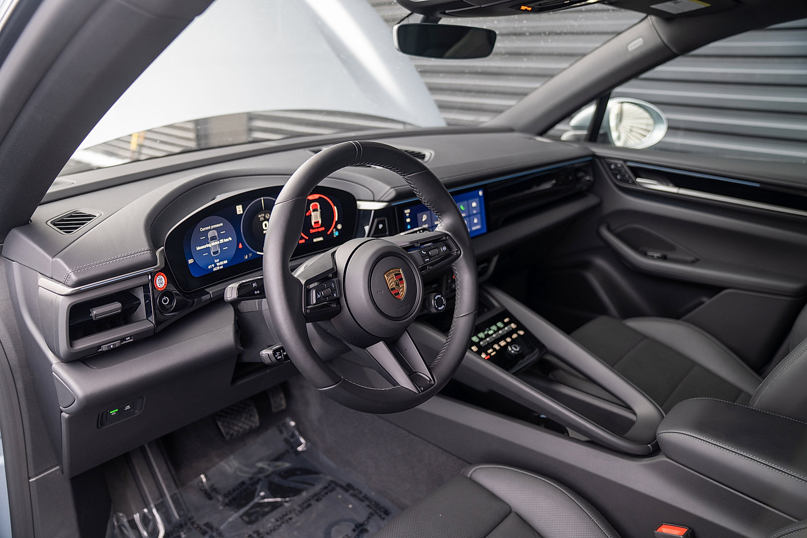 Certified 2025 Porsche Macan Electric image 4