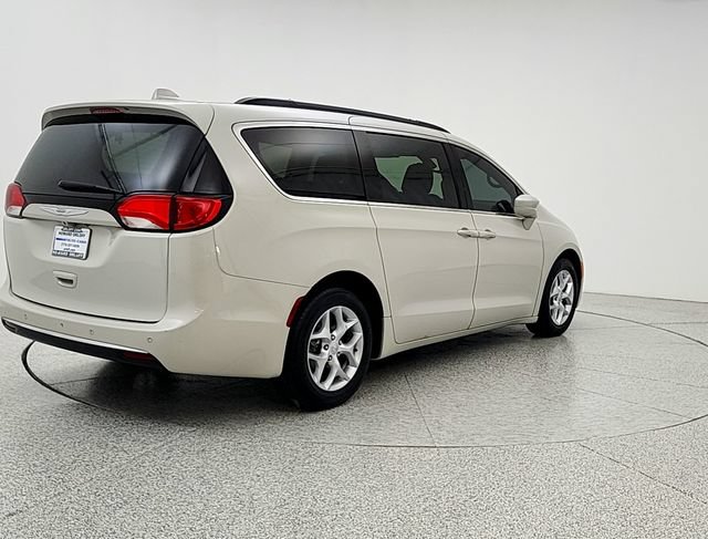 Used 2017 Chrysler Pacifica Touring-L w/ Tire & Wheel Group FWD image 5