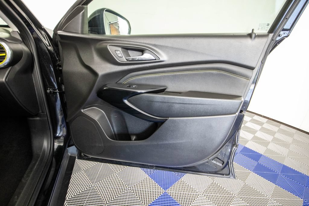 Used 2025 Chevrolet Trax LT FWD image 14