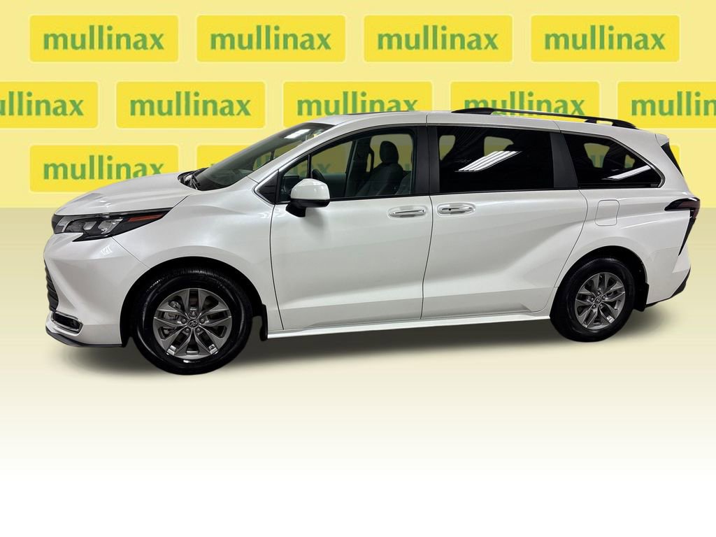 Used 2024 Toyota Sienna XLE FWD image 9