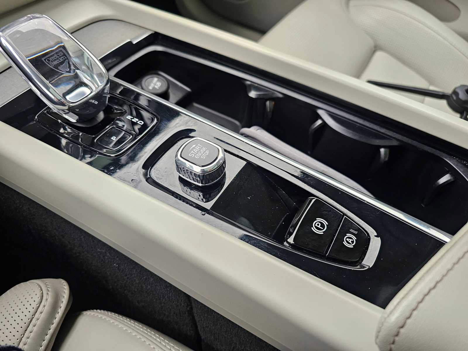 Certified 2023 Volvo XC60 T8 Ultimate w/ Climate Package image 38