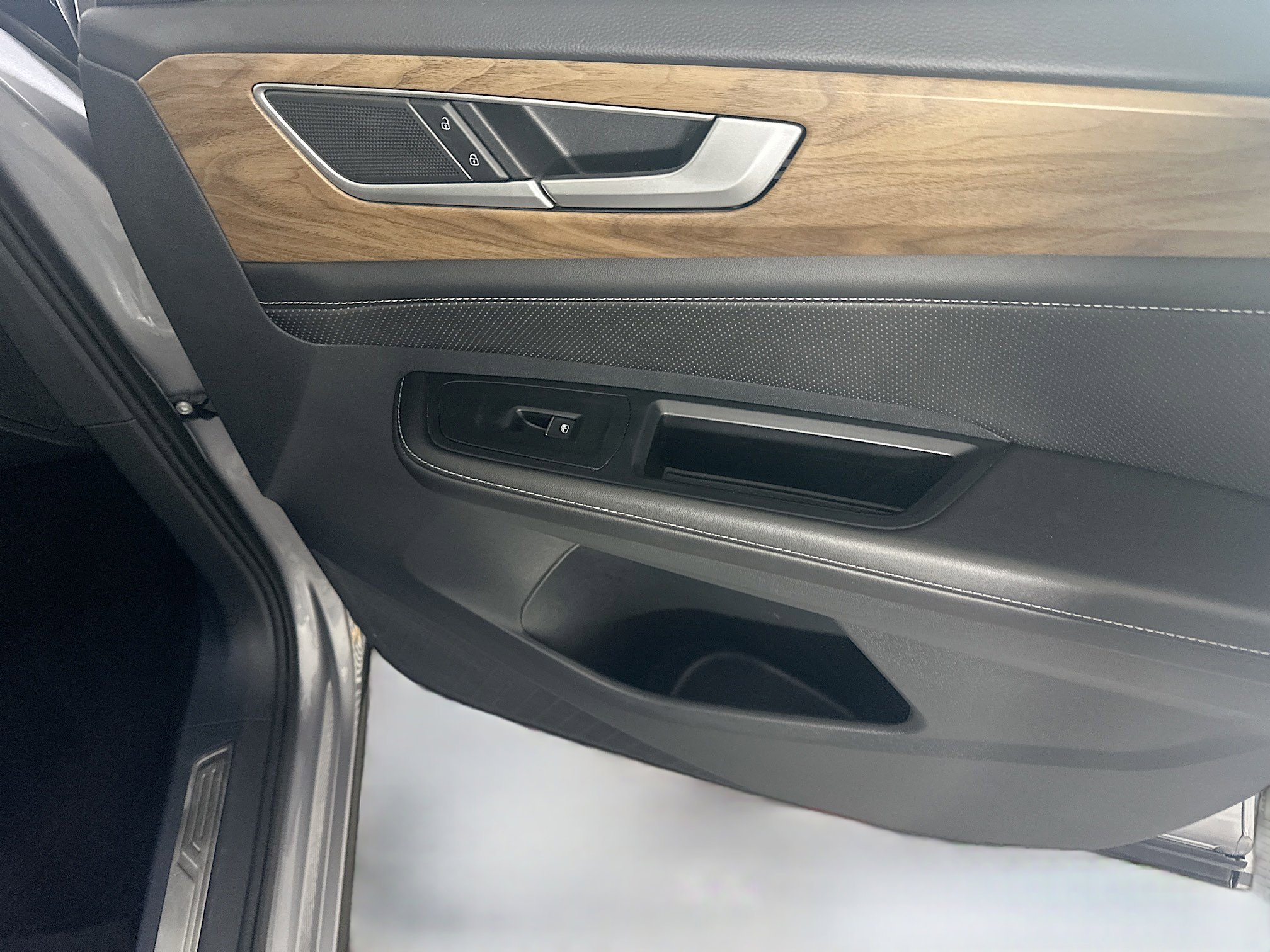 Used 2025 Volkswagen Atlas SE image 32