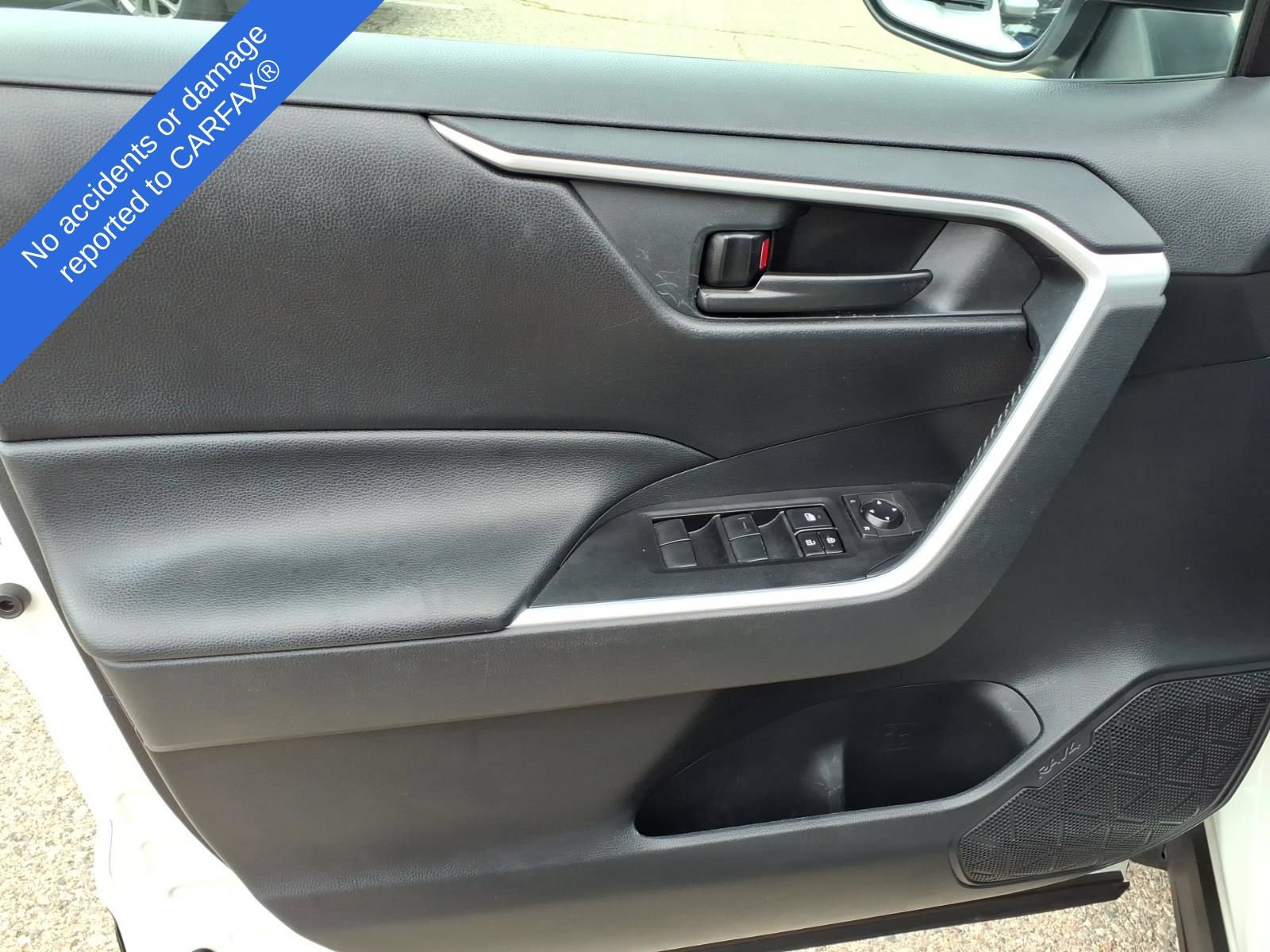 Used 2019 Toyota RAV4 LE AWD/4WD image 16