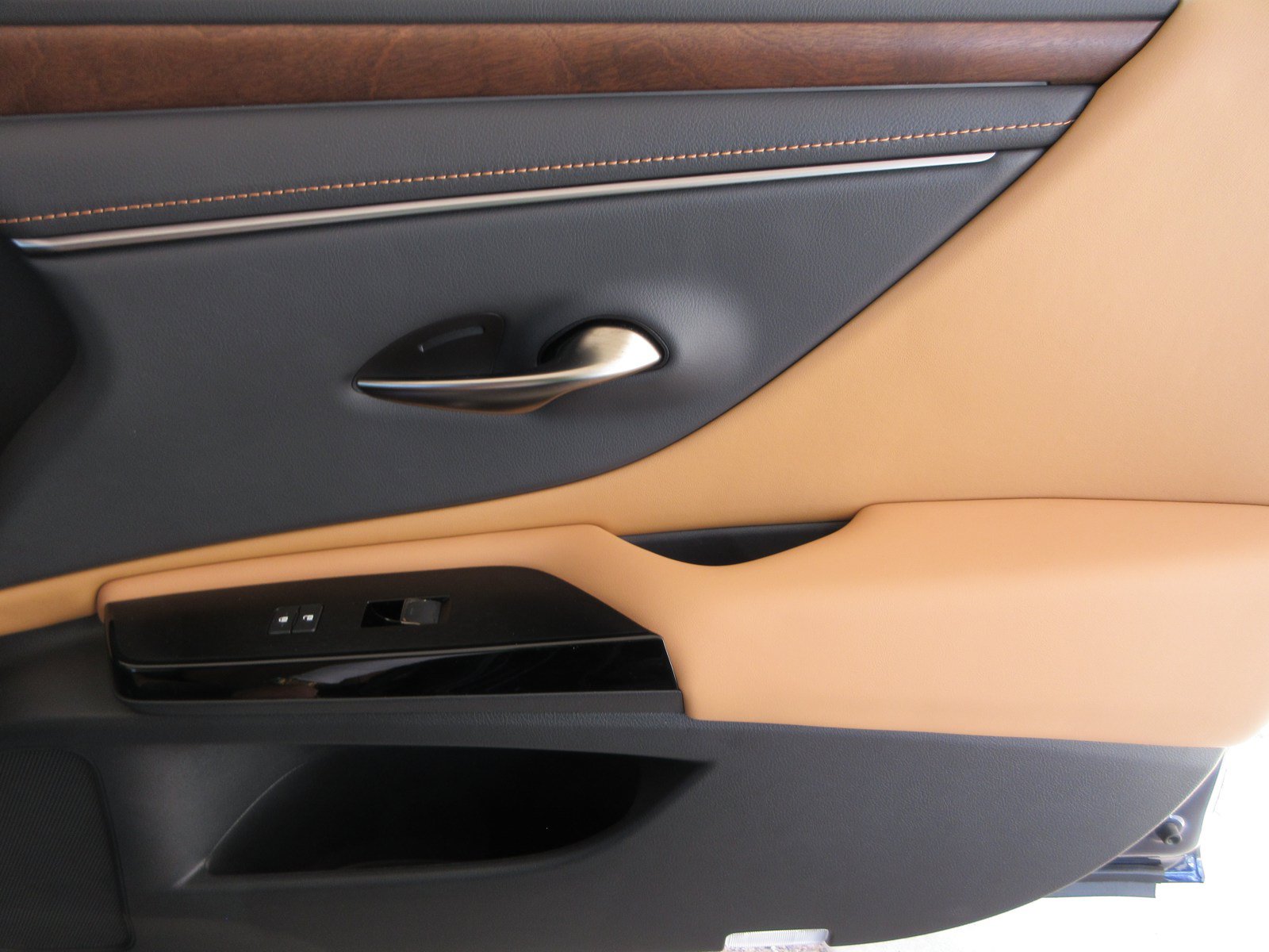 Used 2025 Lexus ES 300h w/ Premium Package FWD image 23