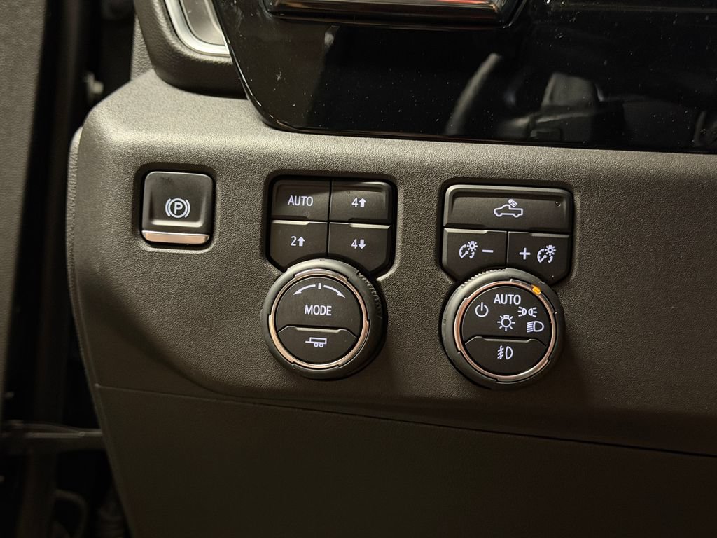 Used 2024 Chevrolet Silverado 1500 LT Trail Boss w/ Convenience Package II AWD/4WD image 11