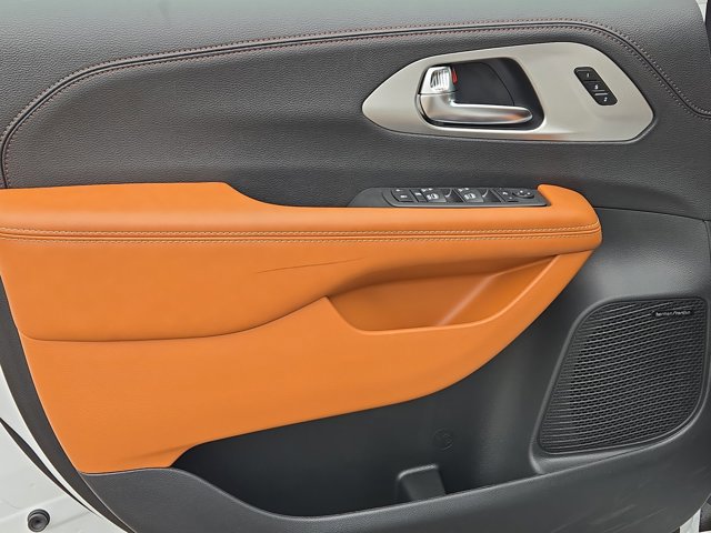 New 2026 Chrysler Pacifica Pinnacle image 12