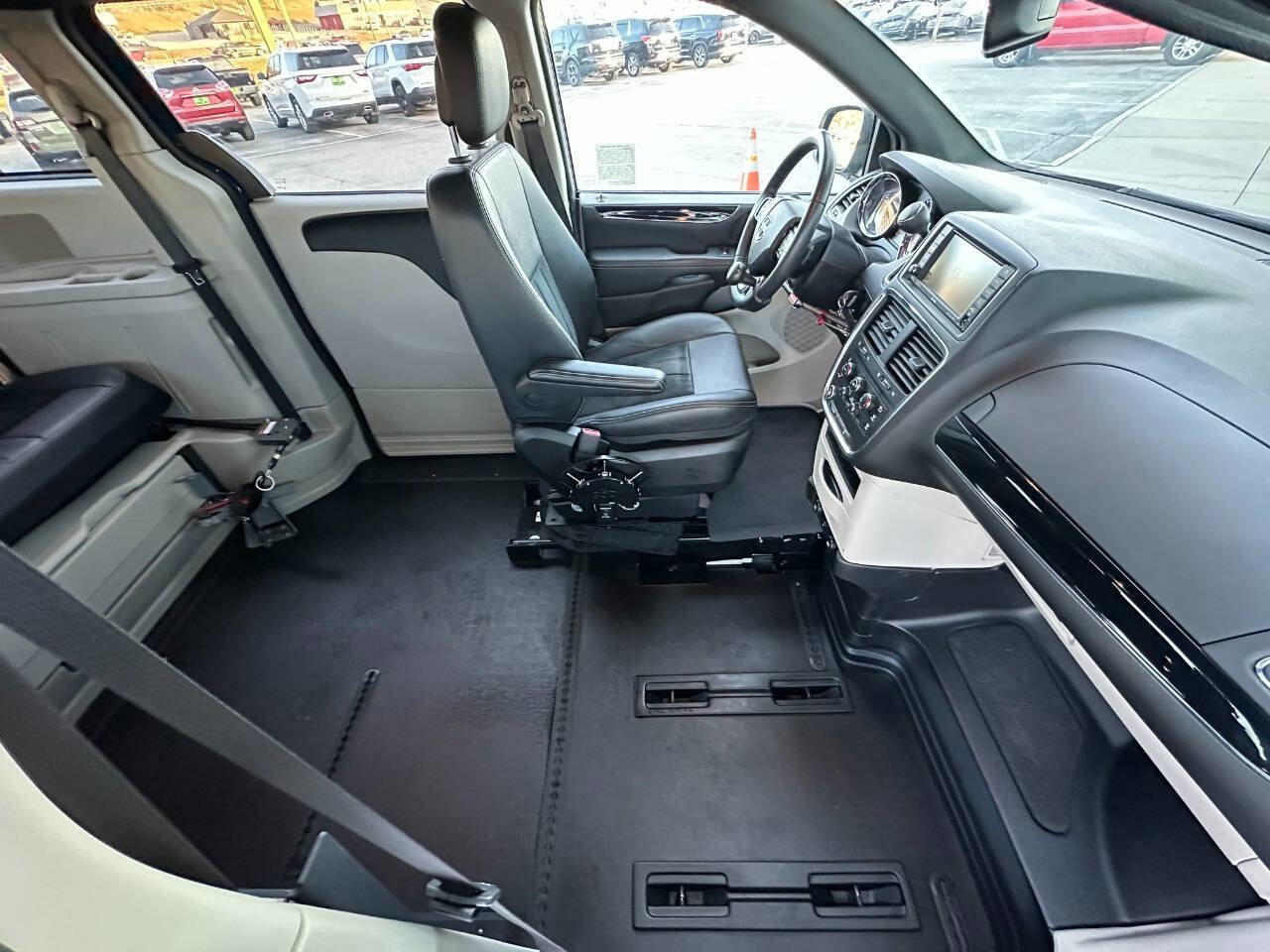 Used 2018 Dodge Grand Caravan SXT image 20