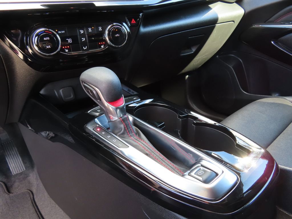 Used 2025 Chevrolet Trax RS w/ Sunroof Package FWD image 19